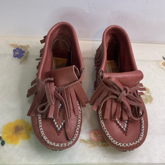 Shoes - Manitobah paddle moccasin with beads vibram sole size 5